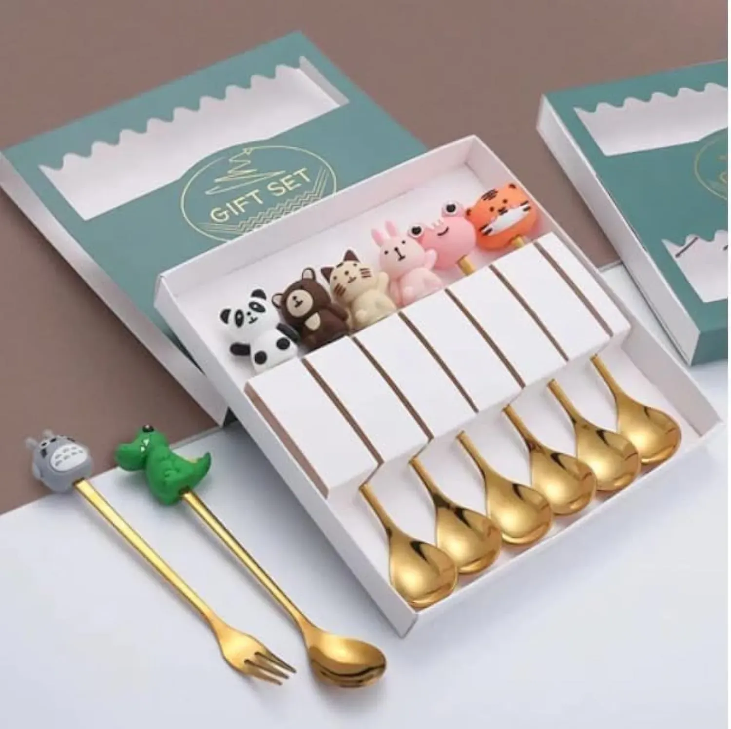 cmkk3ncqe015j01gnf78qarpu_61NH7BrcEdL._AC_SL1500_.webp طقم معالق حلوي ذهبي 6 قطع - شخصيات سليكون - الصورة 1