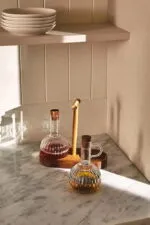 ⁦طقم موزع زيت وخل زجاج بقاعدة خشب⁩ - الصورة ⁦4⁩