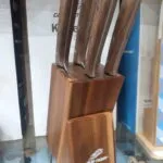 طقم سكاكين على حامل خشب